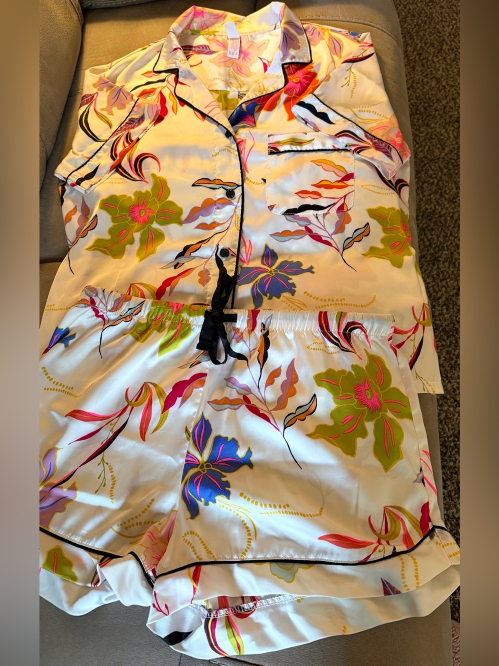 Women’s Stars Above White Floral Satin pajamas w/ Multicolor Print, size medium